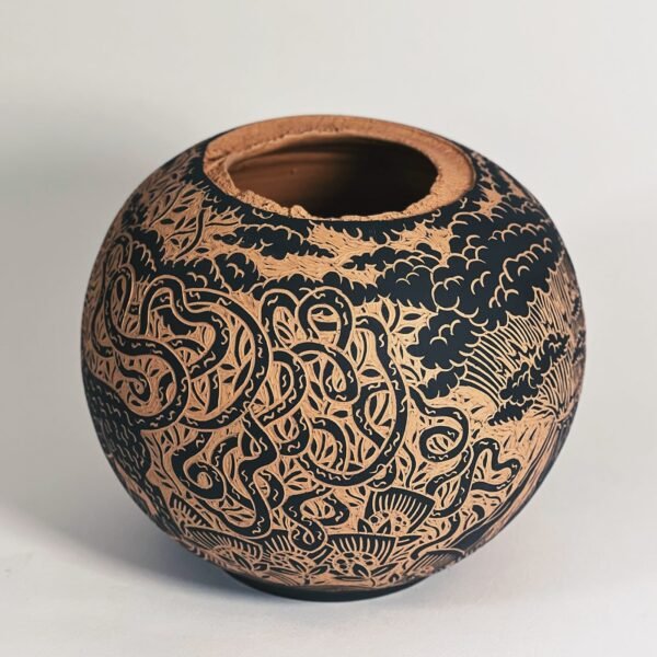 Woman and Lion Vase - Alternative view 3